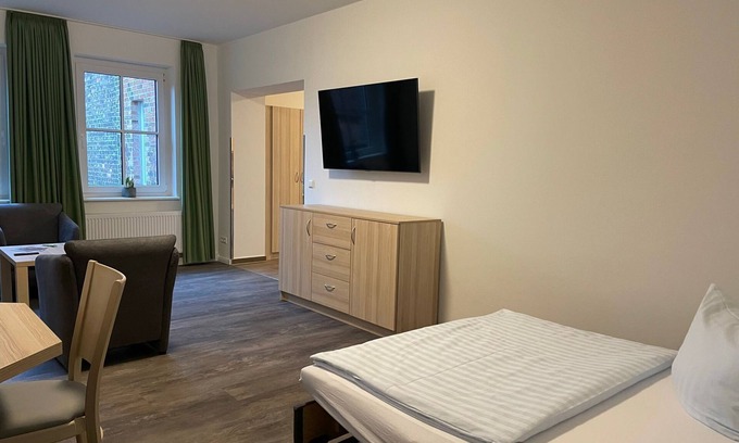 Pasewalk Cama Y Desayuno | Guest house vacation apartment - 105 - Lokschuppen Pasewalk- Guest houses with double rooms, single rooms and