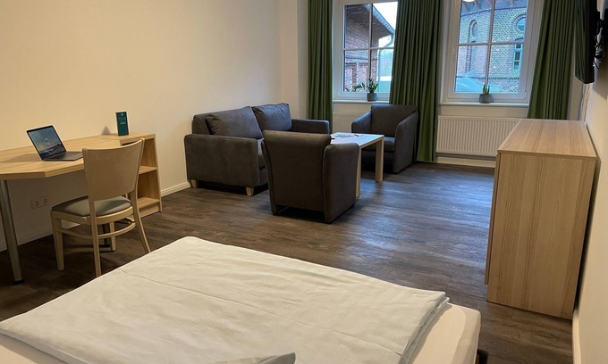 Pasewalk Cama Y Desayuno | Guest house vacation apartment - Guest house 109 - Lokschuppen Pasewalk- Guest houses with