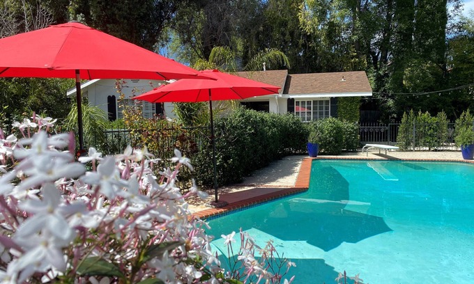 Woodland Hills Casa | Guest house w/ private entry - 2 Bed/1 Bath - Large pool - Ample street parking