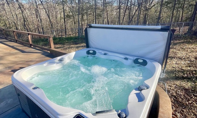 Mountain Home Cabaña | Guest House with Hot Tub, 10min from Lake Norfork!