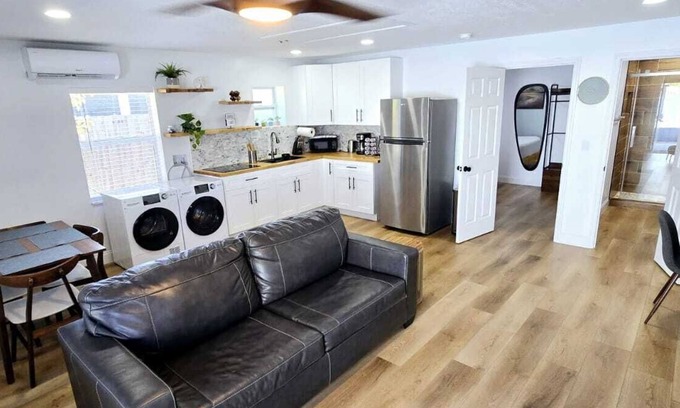 Port Saint Lucie Apartamento | Guest house with king bed, sofa bed, laundry inside, sleep 4, totally private.