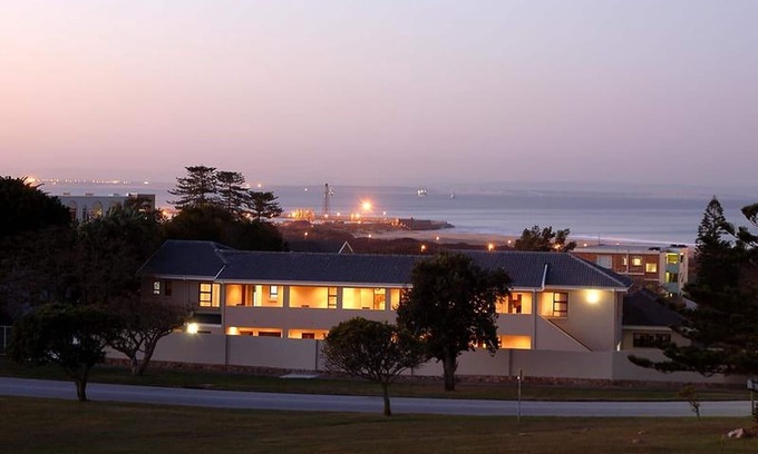 Humewood Cama Y Desayuno | Guest Lodge, cama doble y sofá cama para máximo 4 huéspedes, cerca de Port Elizabeth
