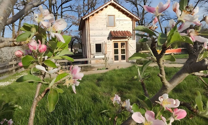 Varen Chalet De Esquí | Guest Room 'Au Chant Des Oiseaux - Rouge Gorge -' in Varen, Wood-Fired Pizza and Wi-Fi