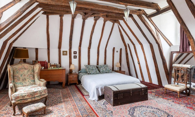 Clere-les-Pins Cama Y Desayuno | Guest Room 'La Mansarde' with Shared Garden and Wi-Fi