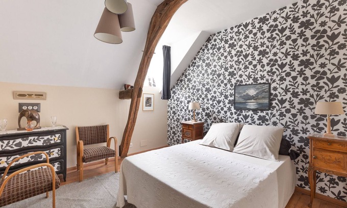 Clere-les-Pins Cama Y Desayuno | Guest Room 'Le Clocher' with Shared Garden and Wi-Fi