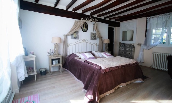 Suzay Cama Y Desayuno | Habitación de huéspedes "Marie Antoinette" con desayuno, piscina, terraza privada y Wi-Fi