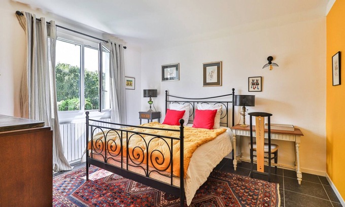 Arcangues Cama Y Desayuno | Guest Room 'Txori Etxea - Yellow Room' with Pool, Breakfast