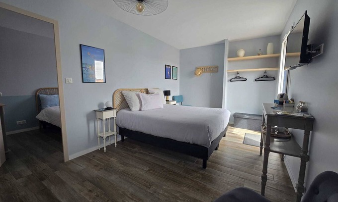 Pornic Cama Y Desayuno | Habitaciones de huéspedes 'Bains de Mer' con jardín común, balcón y Wi-Fi