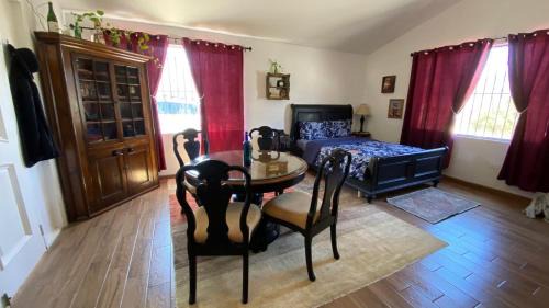 Las Lomitas Cama Y Desayuno | Guest Studio near Businesses and Markets