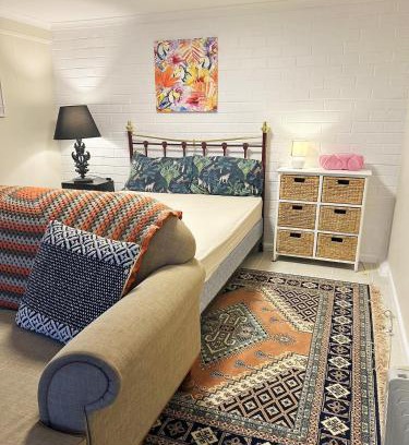 Mount Keira Casa | Guest suite-2 beds,private entry, bathroom & laundry