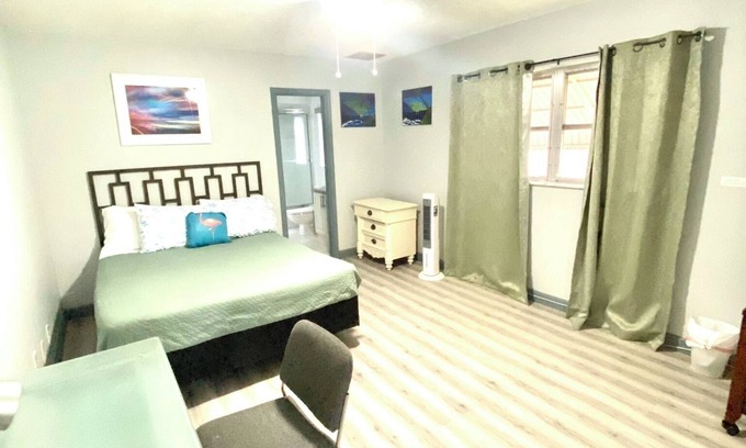 Boca Raton Casa | Guest Suite East Boca! Near Beach & Restaurants! Near FAU! Close to I-95!