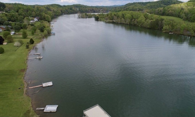 Abingdon Casa | Guest suite with lake and mountain views along with lake access.