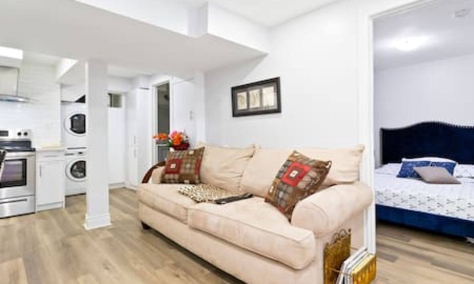 Brampton Casa | Guesthouse By Bramalea Mall