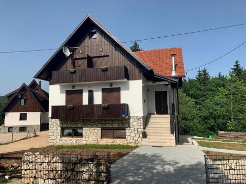 Jezerce Casa | Guesthouse Family Bosnic