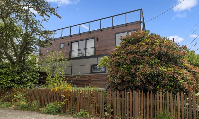 Fremont Casa | Guesthouse in Phinney Ridge with Rooftop Deck
