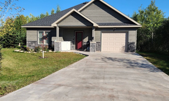 Houghton Casa | Guesthouse w/Heated garage/Fib intern/EV near MTU