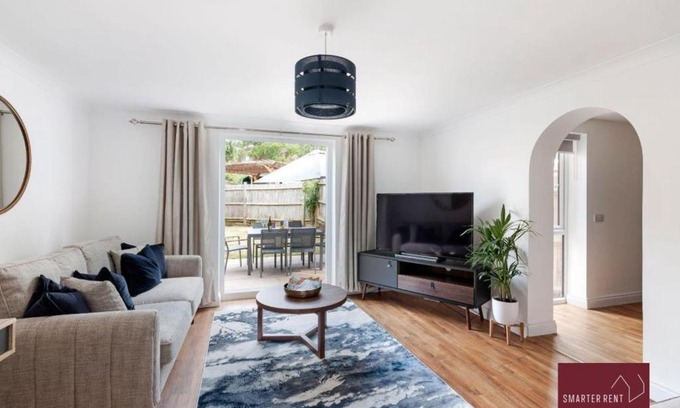 Guildford Apartamento | Guildford - 3 Bedroom Home - Driveway & Garden