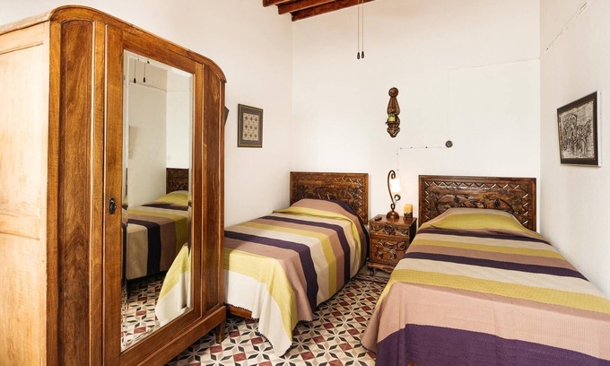 Yenisehir Cama Y Desayuno | GUL HANIM CASA BOUTIQUE HOTEL HABITACIÓN AMARILLA ROSA en la ciudad amurallada Nicosia