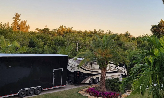 Biggar Alquiler De RV | Private Motor Coach RV Spot & Marina