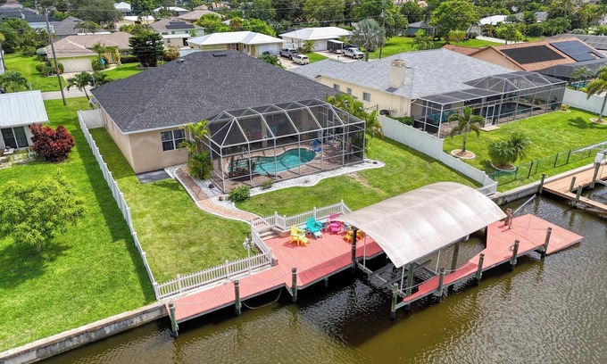 Caloosahatchee Casa | Gulf Access/Upscale/2,791sqft/Dog-Friendly! FREE HTD Pool+EV Charge/Kayaks/Bikes