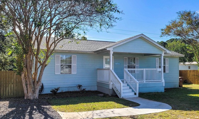 Gulf Breeze Casa | Gulf Breeze Home: 12 Mi to Pensacola Beach!