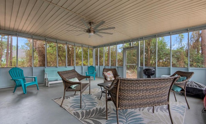 Gulf Breeze Casa | Gulf Brz-Beaches-Dwntwn PNS-Pet Friendly-Canal