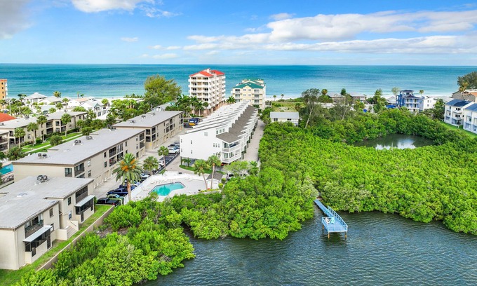 Indian Shores Condominio | ★Gulf Coast 107★ Steps to the Beach! Clean, Spacious Condo - Pool & Beach Gear