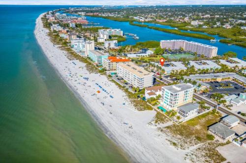 Indian Shores Apartamento | Gulf Coast Gem Private Condo - 2bed, 1bath, Sleeps 6, Across the Street From Beach & Gulf, Game Room, Pool