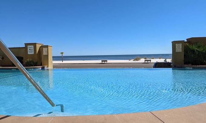 Gulfport Condominio | Gulf-Front Luxury End Unit with Infinity Pool,