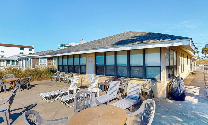 Bahama Beach Apartamento | Gulf-front studio with direct beach access, high-speed WiFi, and central AC