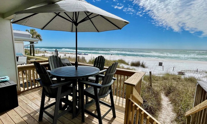 Biltmore Beach Casa | Frente al golfo Townhouse 2BR / BA, Animales domésticos bienvenidos, Wi-Fi 4 Unidades Avail