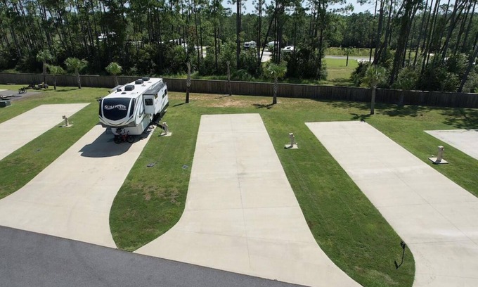 Oak Alquiler De RV | Gulf Shores, AL RV Lot at Whispering Pines RV Resort West