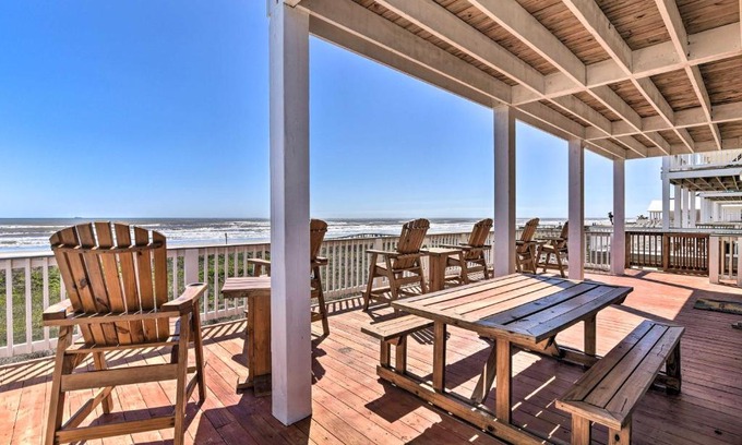 Freeport Casa | Gulf-View Home with Dog Run in Surfside Beach!