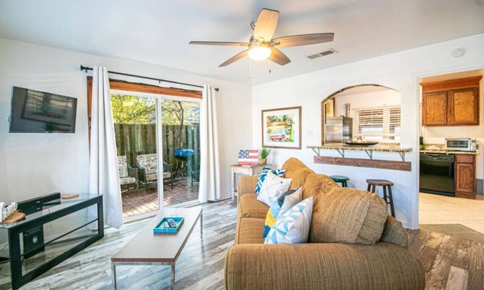 Gulfport Cabaña | Gulfport Cottage 1 Mile From Beach! pet friendly
