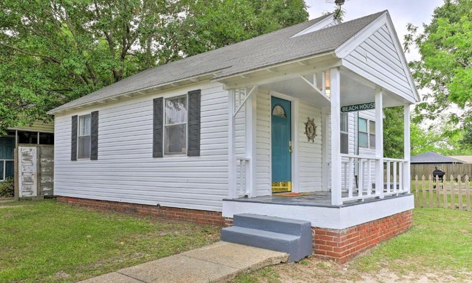 Gulfport Casa | Gulfport Home with Deck and Grill, Walk to Beach!