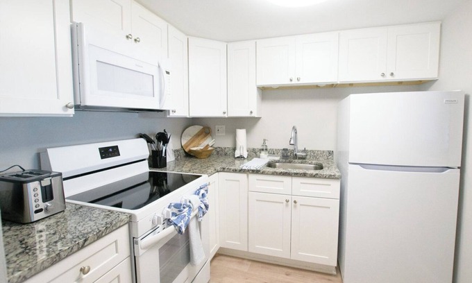 Gulfport Apartamento | Gulfport Landing #2: Spacious 1/1 Apartment