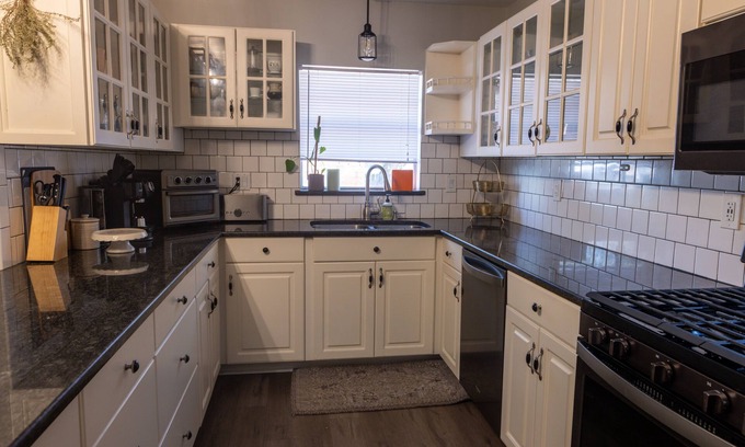 Wright Casa | Gulfside Allure: Stylish Decor, Large Yard, Ample Parking