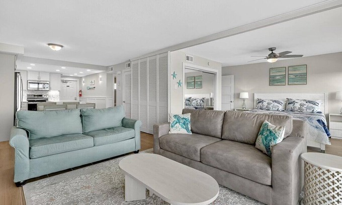 Corpus Christi Condominio | Gulfstream Condos Unit 504 | Pool, Hot Tub & BBQ Areas | Private Balcony