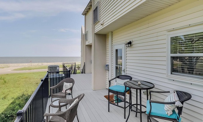 Long Beach Condominio | Gulfviews, short walk to Beaches w Pool sleeps 4