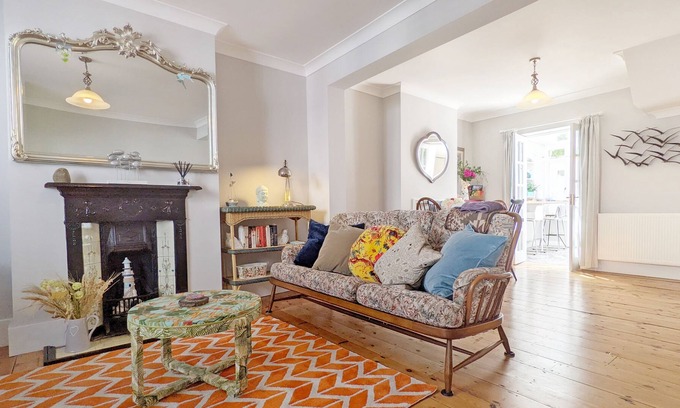 Worthing Cabaña | Gull Cottage - Worthing - a cottage that sleeps 3 guests in 2 bedrooms