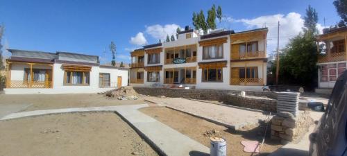Leh Apartamento | gultuk homestay airport road skalzangling leh ladakh
