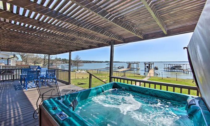 Gun Barrel City Casa | Gun Barrel City Home w/ Hot Tub!