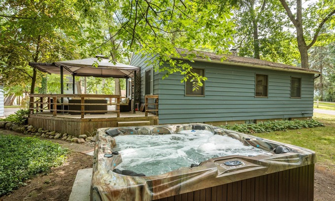 Shelbyville Casa | Gun Lake 4 BD/2BA Home w/ Hot Tub Near Casino/Winery