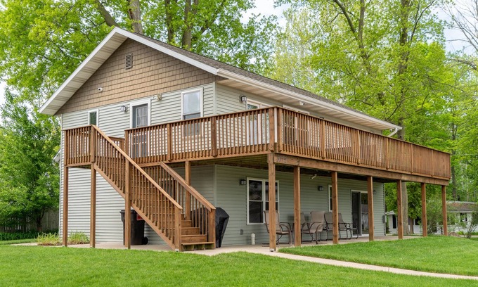 Shelbyville Casa | Gun Lake home w/private lot, dock, and tons of parking!
