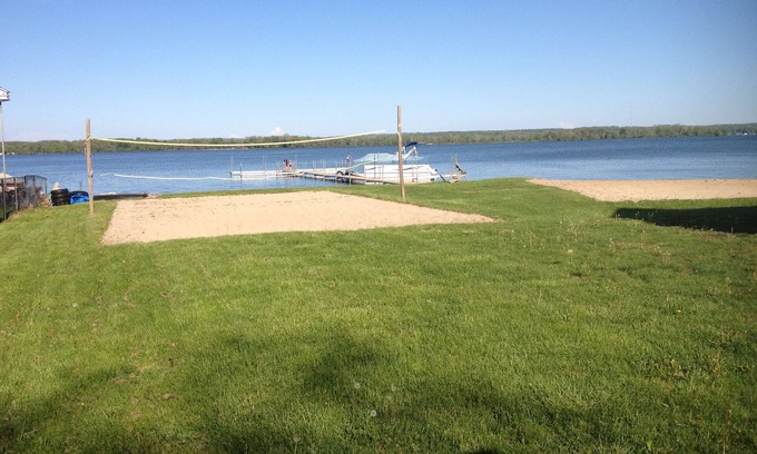 Shelbyville Cabaña | Alquiler de vacaciones arma Lago, Playa de arena, muelles, mesas de picnic, los niños juegan motivos