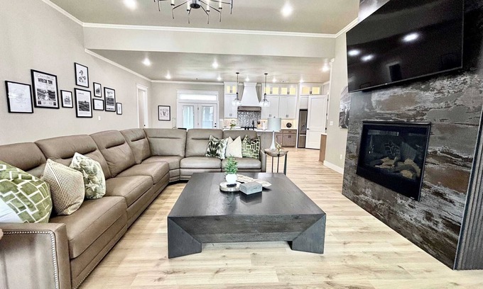 Lubbock Casa | Gun's Up Getaway - 4BR/3BA - New Construction