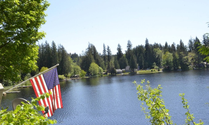 McKenna Casa | Guppies Lake Cottage - Private Access Lake Dock, close to Mt. Rainier
