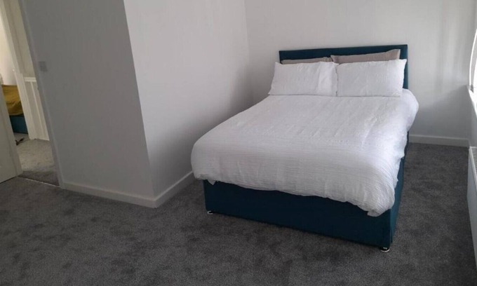 Cheadle Casa | Gusto - 4 beds, Sleeps 7- Delightful Leisure Stay