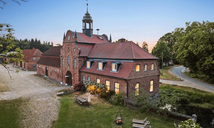Kletkamp Casa | GUT KLETKAMP "Altes Torhaus" - Historisches Ferienhaus mit 5 Schlafzimmern I Kamin I Garten & Terrasse I Seeblick I 15 Min zur Ostsee I Moderne Küche I Hundefreundlich I Parkplätze I WLAN