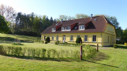 Gingst Apartamento | Gut-Rattelvitz-Parterre-C-hochwertig-Sauna-Kamin-eTankstelle-Spielscheune-15-000qm-Parkland